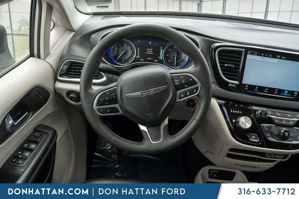 Used 2023 Chrysler Pacifica Touring-L FWD image 5