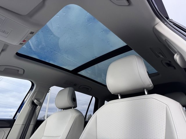 Used 2024 Volkswagen Tiguan SE w/ Panoramic Sunroof Package image 15