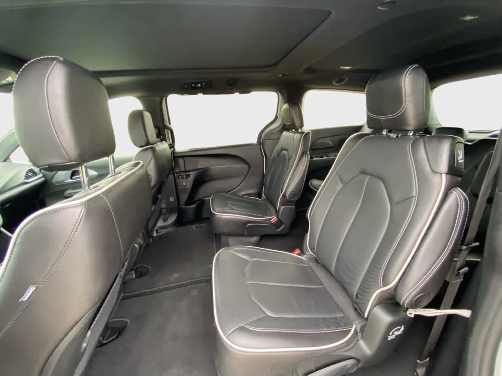Used 2026 Chrysler Pacifica Limited FWD image 14