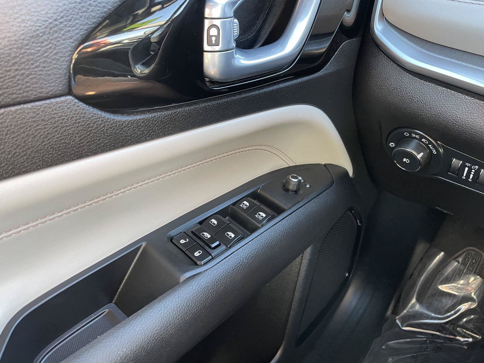 Used 2025 Jeep Compass Limited AWD/4WD image 28