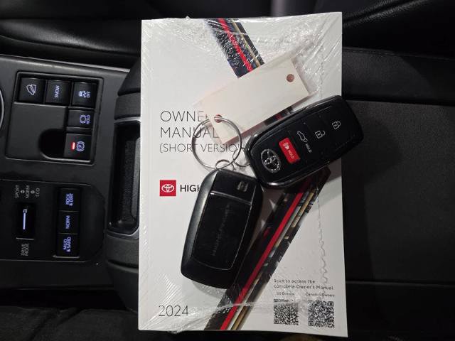 Used 2024 Toyota Highlander AWD image 10