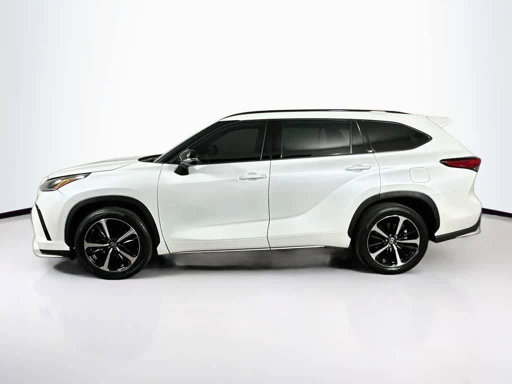 Used 2022 Toyota Highlander XSE FWD image 3