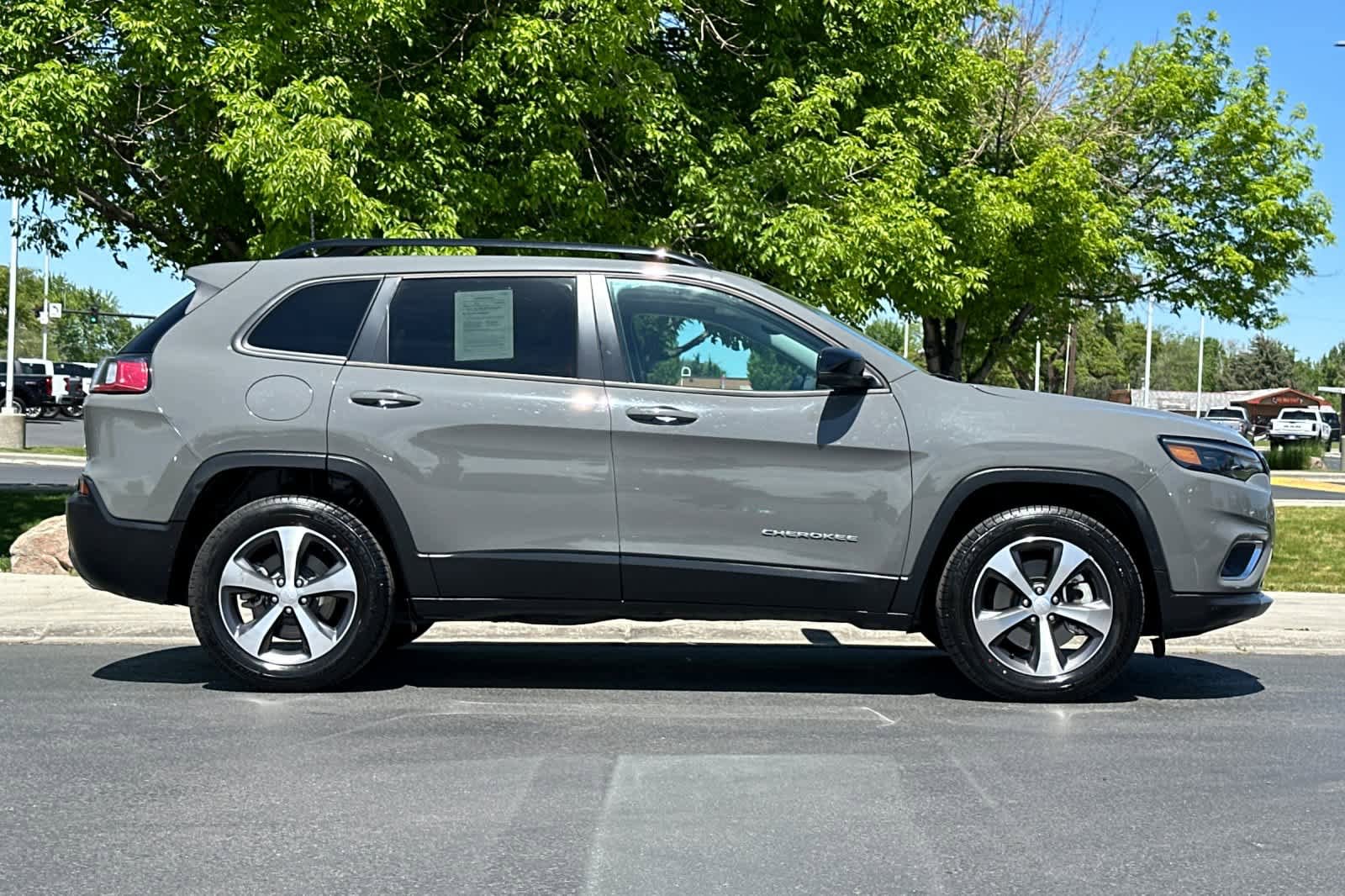 Used 2022 Jeep Cherokee Limited AWD/4WD image 8