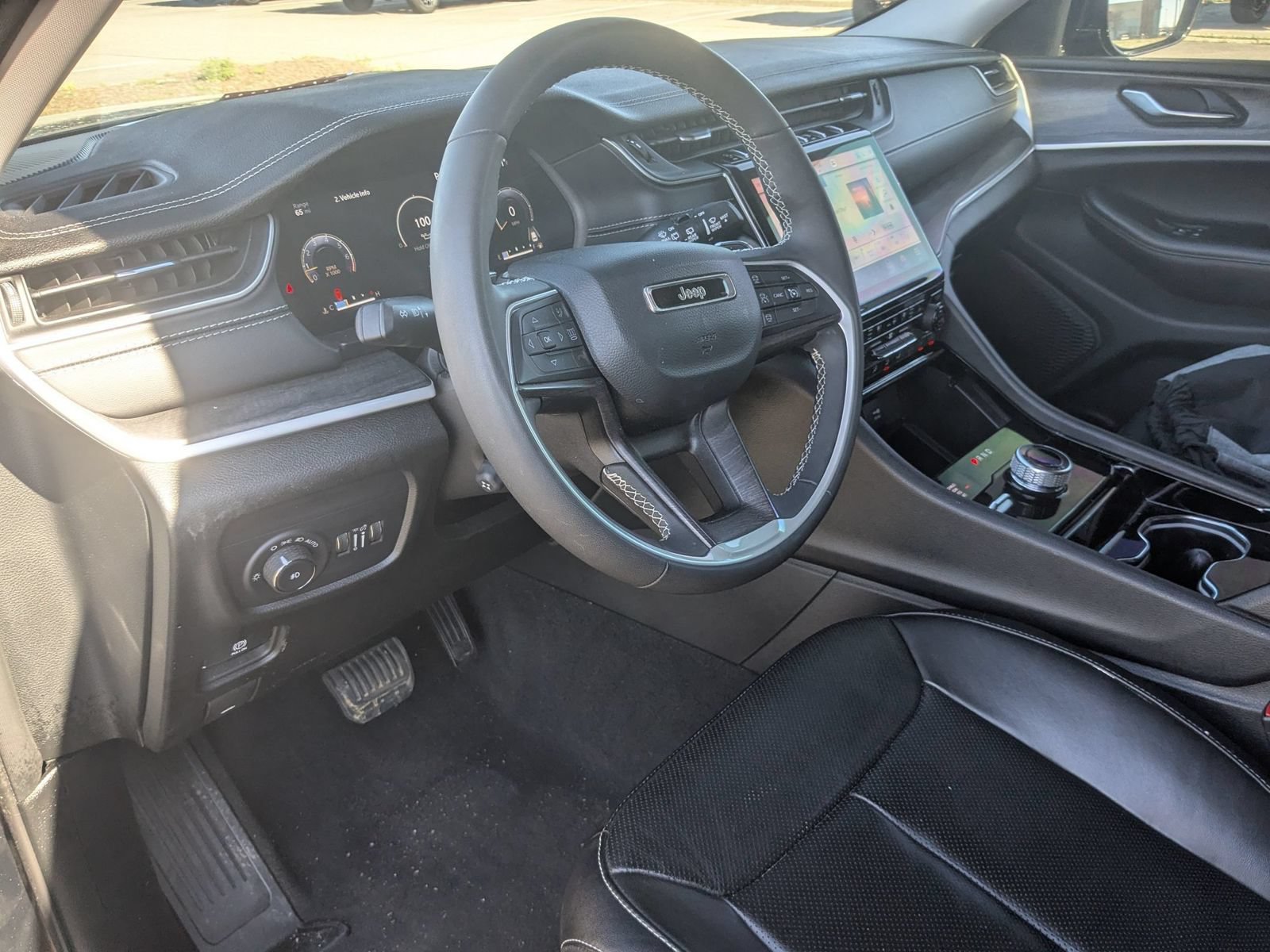 Used 2023 Jeep Grand Cherokee Limited w/ Luxury Tech Group II AWD/4WD image 15