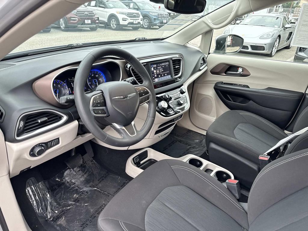 Used 2023 Chrysler Voyager LX image 17