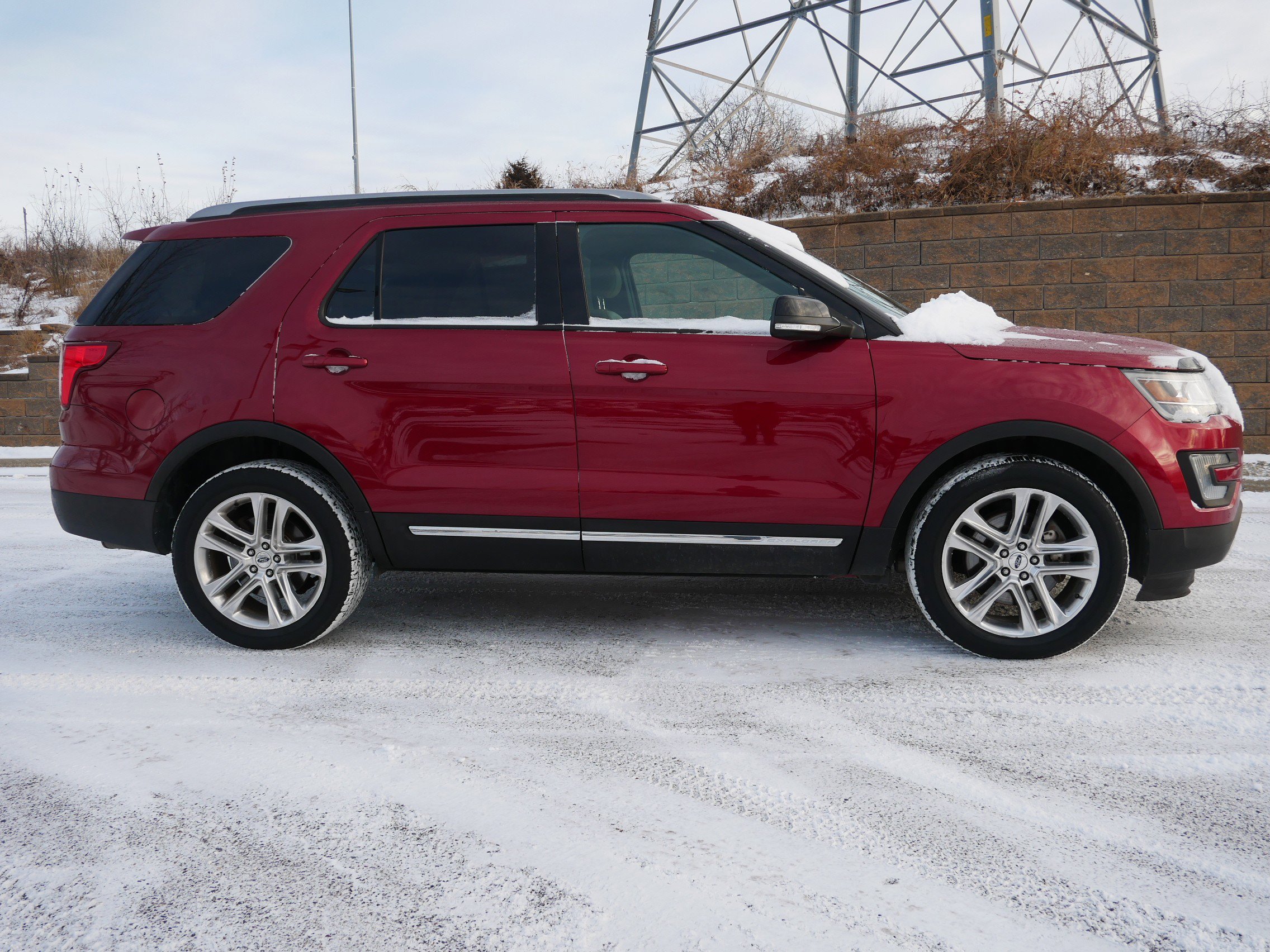 Certified 2017 Ford Explorer XLT w/ Equipment Group 202A image 7