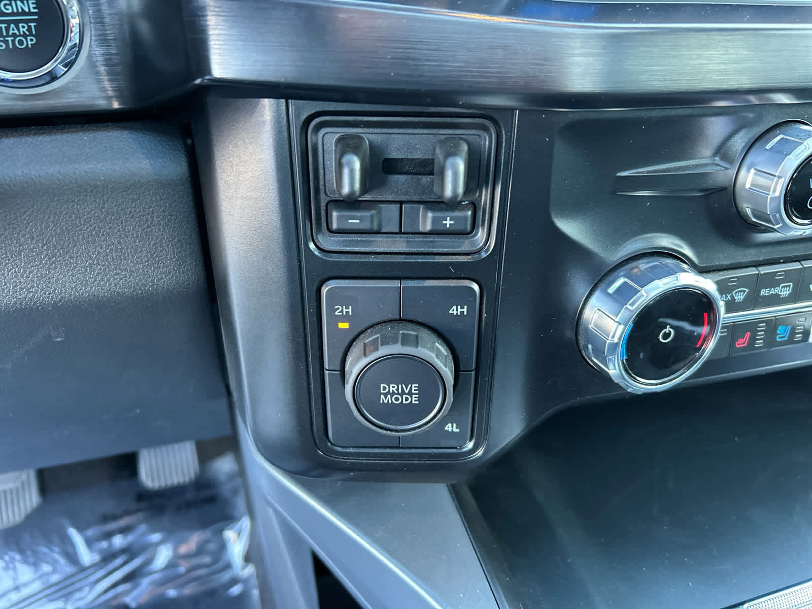 Certified 2025 Ford F450 Lariat w/ FX4 Off-Road Package image 36