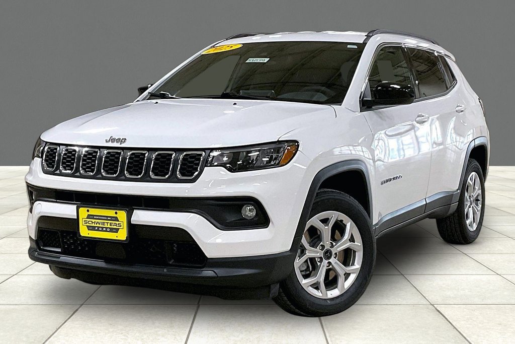 Used 2025 Jeep Compass Latitude AWD/4WD image 2