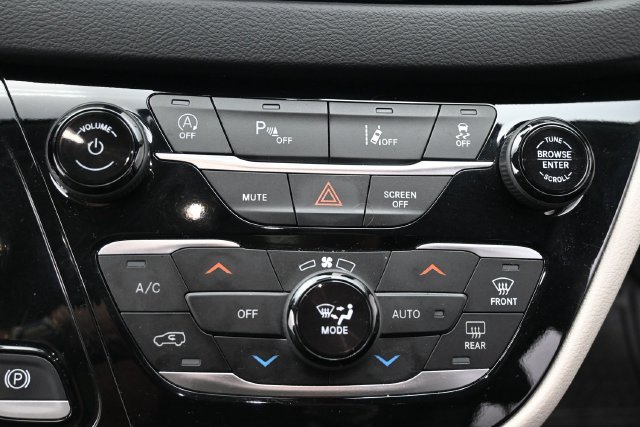 Used 2023 Chrysler Pacifica Touring-L FWD image 24