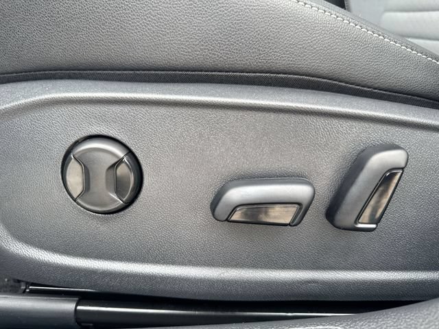 Used 2025 Volkswagen Jetta SE w/ Sunroof Package FWD image 12