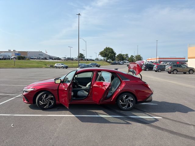 Used 2025 Hyundai Elantra Limited FWD image 35