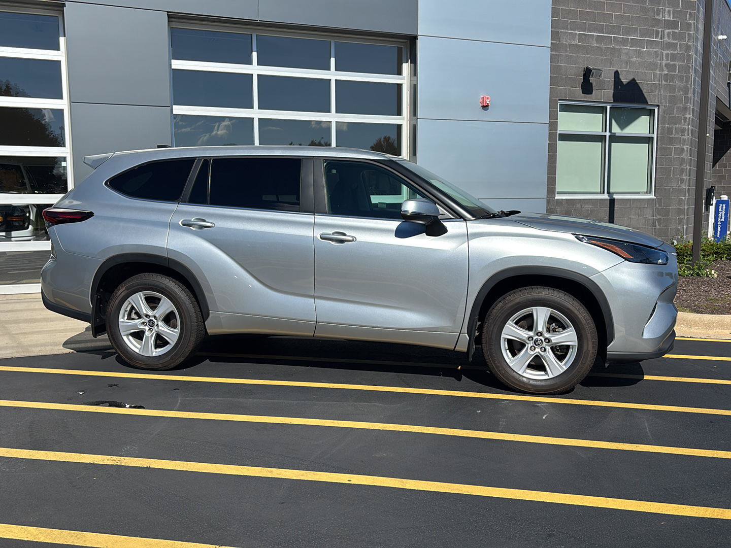 Used 2025 Toyota Highlander LE AWD/4WD image 5