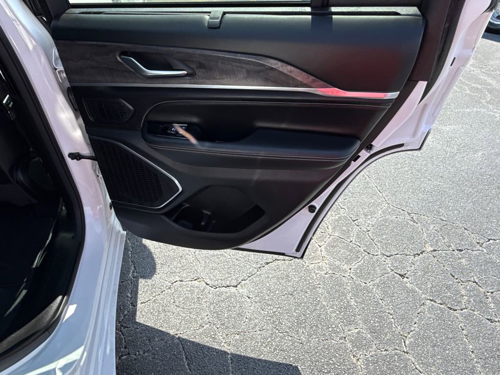 Used 2023 Jeep Grand Cherokee Overland w/ Luxury Tech Group IV image 16