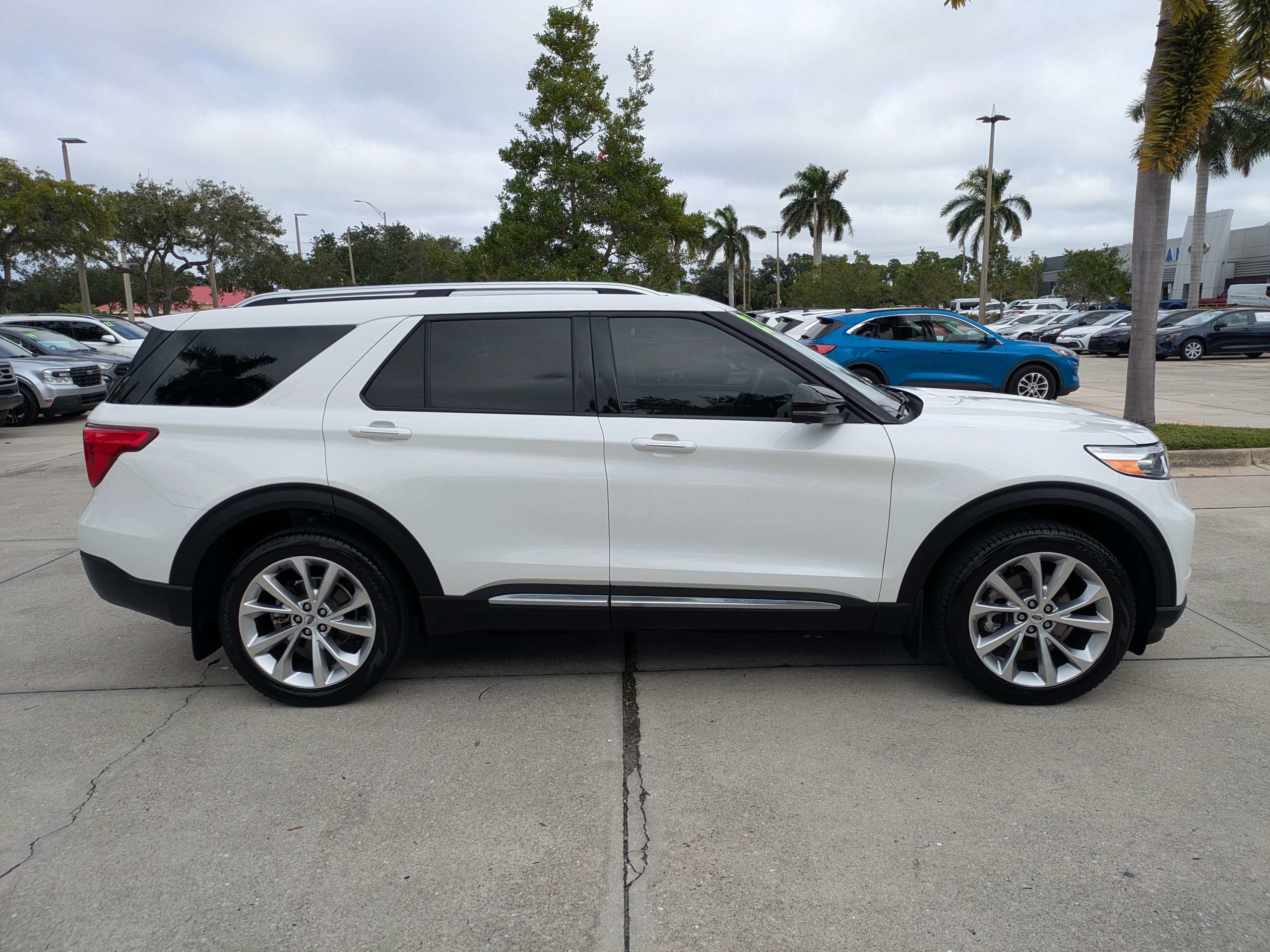 Certified 2023 Ford Explorer Platinum w/ Technology Package AWD/4WD image 3