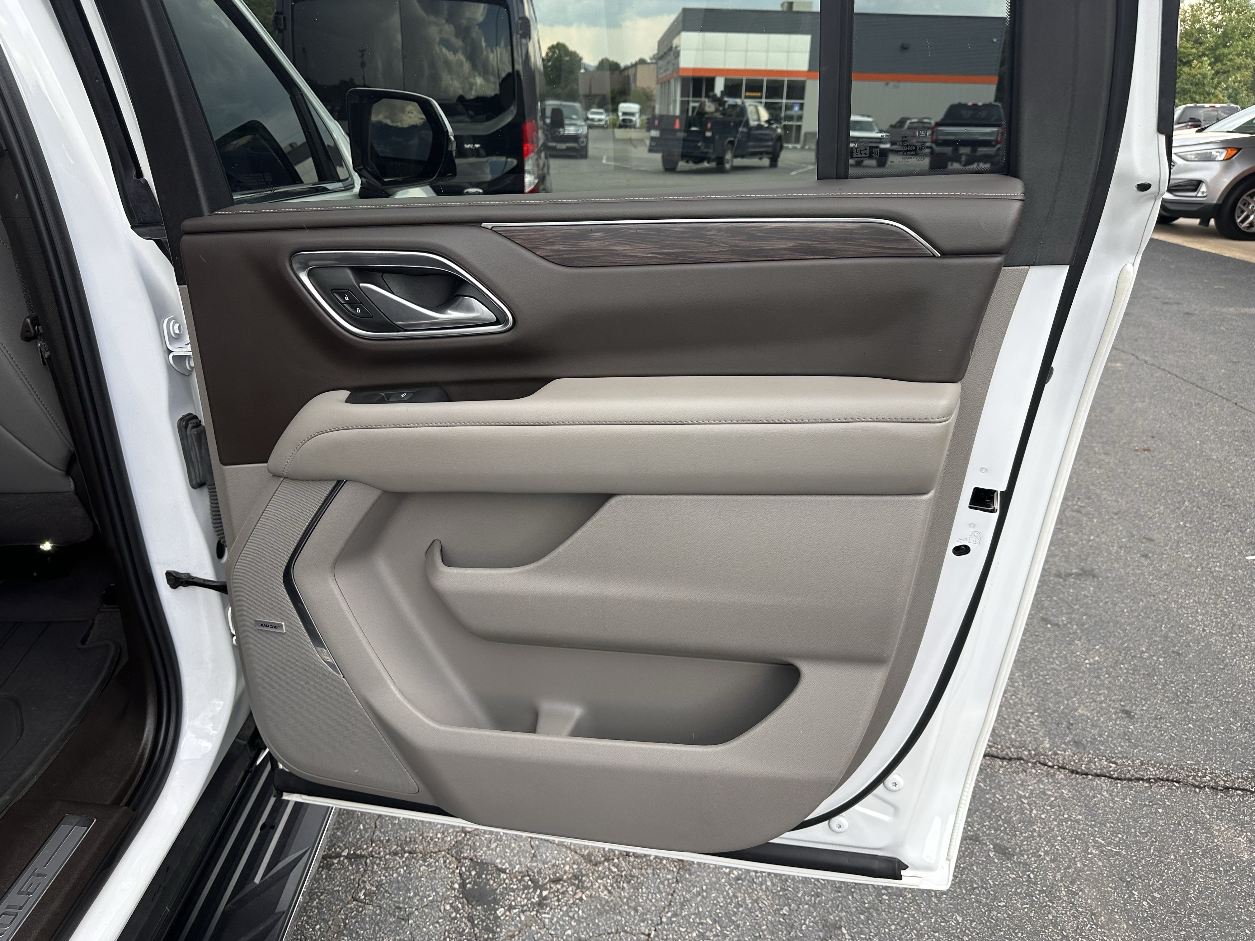 Used 2022 Chevrolet Suburban LT w/ LT Signature Package AWD/4WD image 15