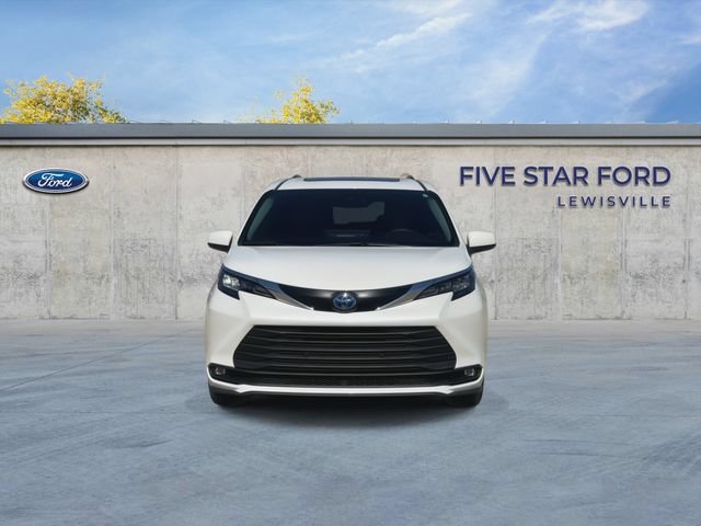 Used 2025 Toyota Sienna XLE AWD/4WD image 3