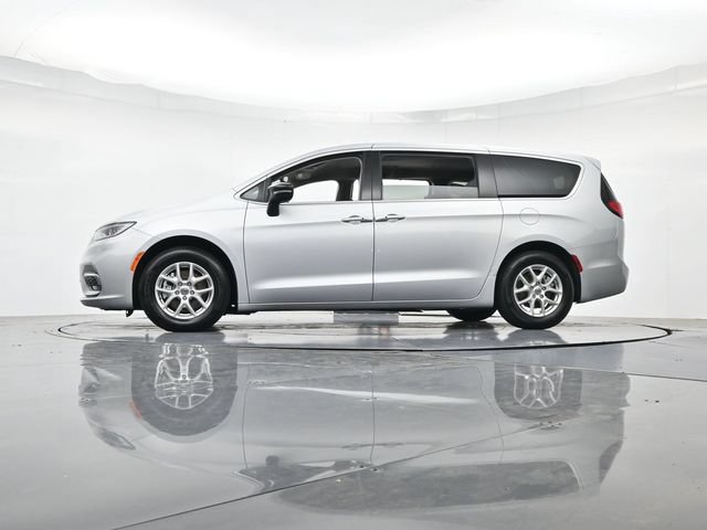 Used 2024 Chrysler Pacifica Touring-L FWD image 41