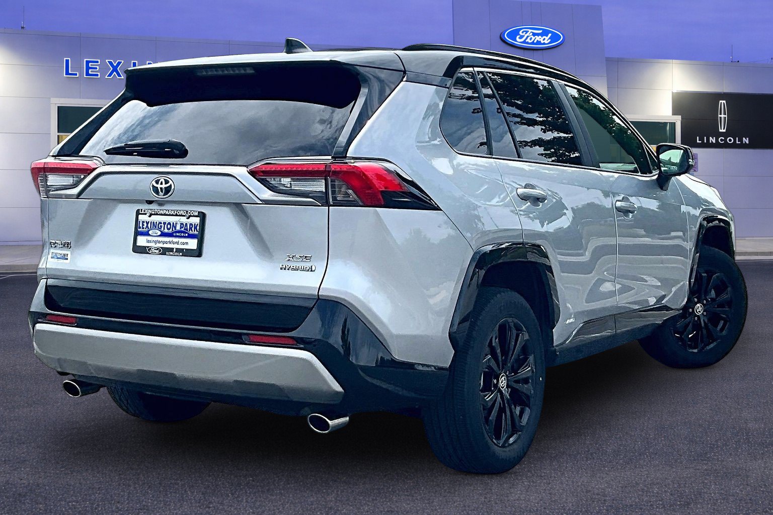 Used 2023 Toyota RAV4 XSE AWD/4WD image 5