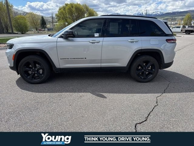 Used 2023 Jeep Grand Cherokee Limited w/ Luxury Tech Group II AWD/4WD image 3