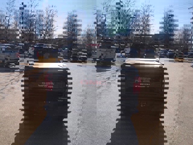 Used 2023 GMC Canyon Denali image 3