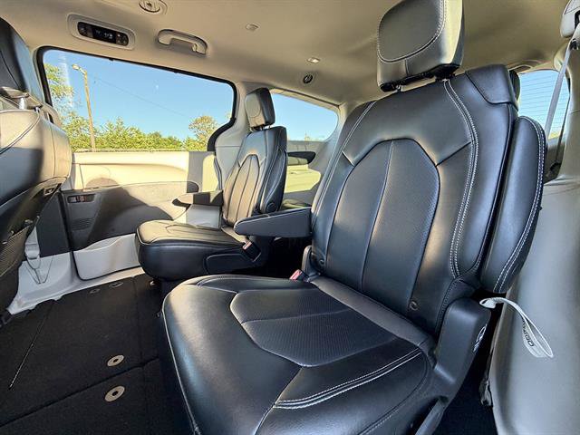 Used 2024 Chrysler Pacifica Touring-L FWD image 11