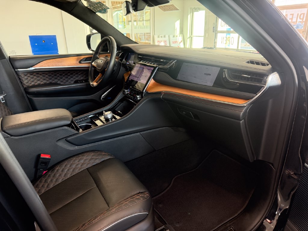 Used 2024 Jeep Grand Cherokee Summit AWD/4WD image 16