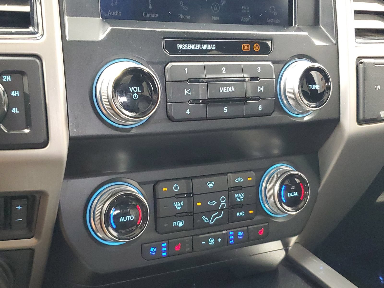 Certified 2020 Ford F350 Platinum w/ FX4 Off-Road Package AWD/4WD image 25