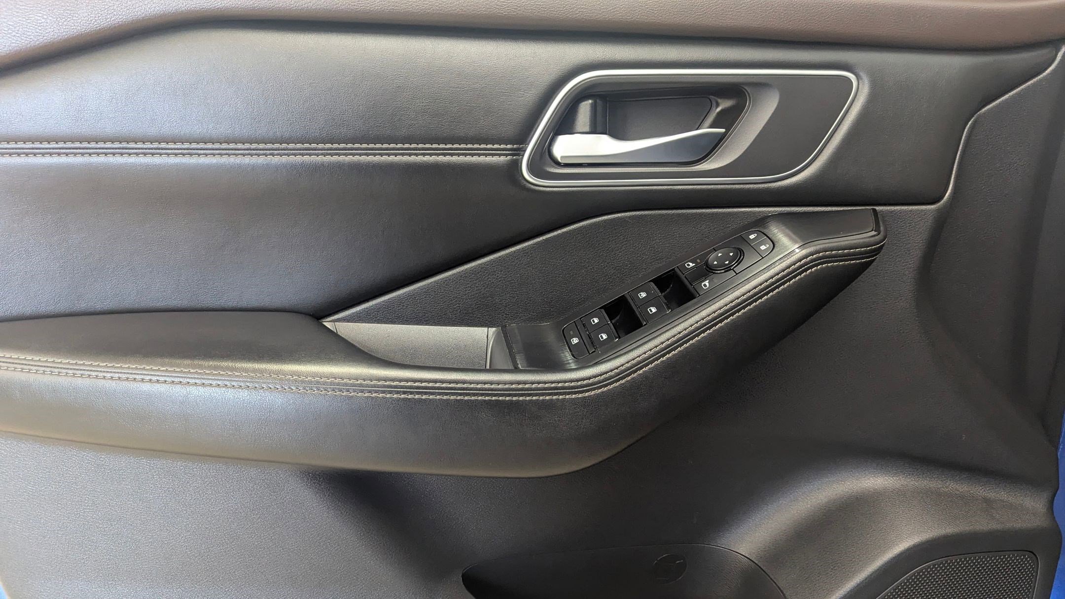 Used 2021 Nissan Rogue SV w/ Premium Package image 12