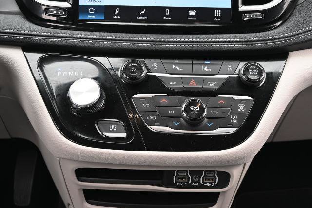 Used 2024 Chrysler Pacifica Touring-L AWD/4WD image 31