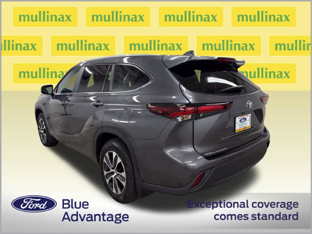 Used 2024 Toyota Highlander XLE FWD image 11