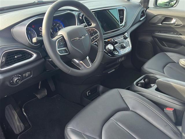 Used 2025 Chrysler Pacifica Select FWD image 9