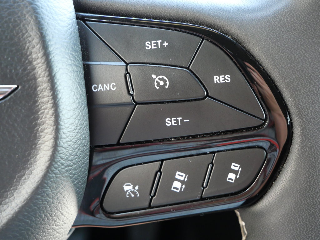 Used 2023 Chrysler Pacifica Touring FWD image 26