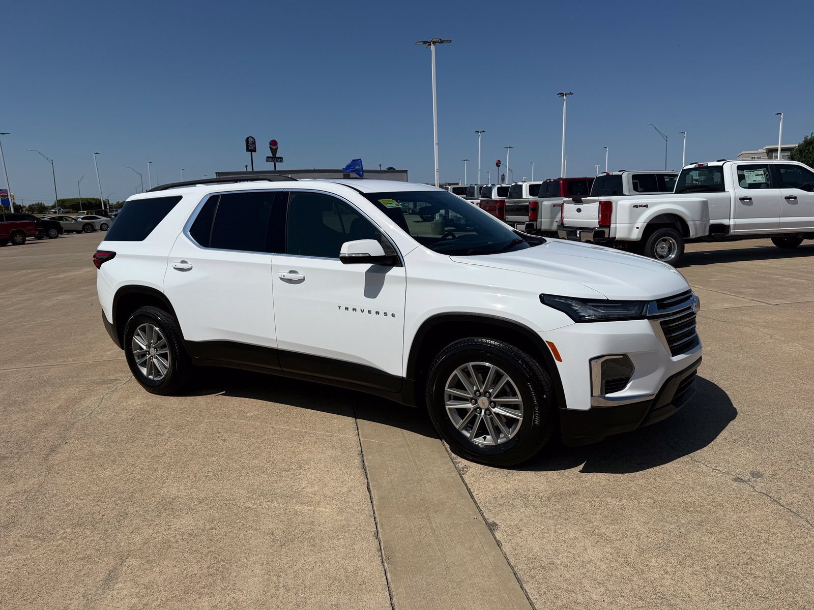 Used 2023 Chevrolet Traverse LT FWD image 3