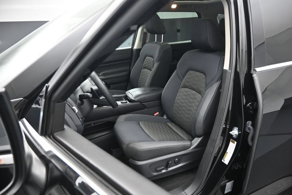Used 2025 Nissan Pathfinder SV w/ SV Premium Package AWD/4WD image 8