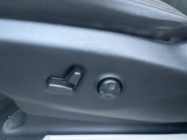 Used 2022 Chrysler Voyager LX image 21