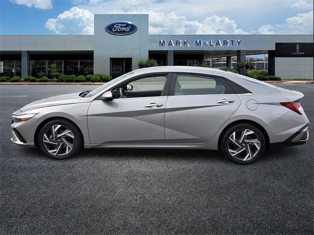 Used 2025 Hyundai Elantra SEL image 2