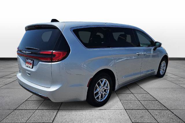Used 2023 Chrysler Pacifica Touring-L FWD image 5