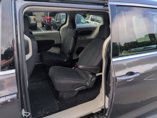 Used 2017 Chrysler Pacifica Touring w/ Tire & Wheel Group FWD image 25