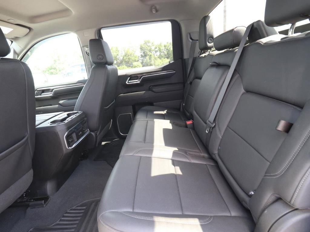 Used 2023 Chevrolet Silverado 1500 LTZ AWD/4WD image 4