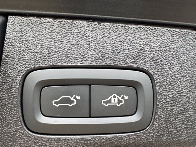 Used 2025 Volvo XC60 B5 Plus AWD/4WD image 11