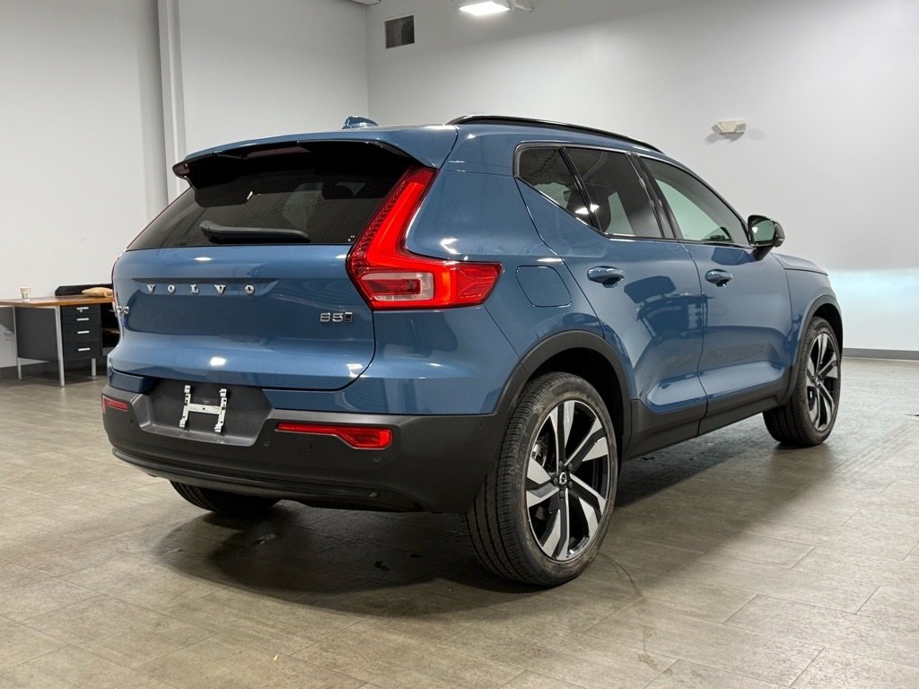 Used 2023 Volvo XC40 B5 Plus w/ Protection Package Premier image 4