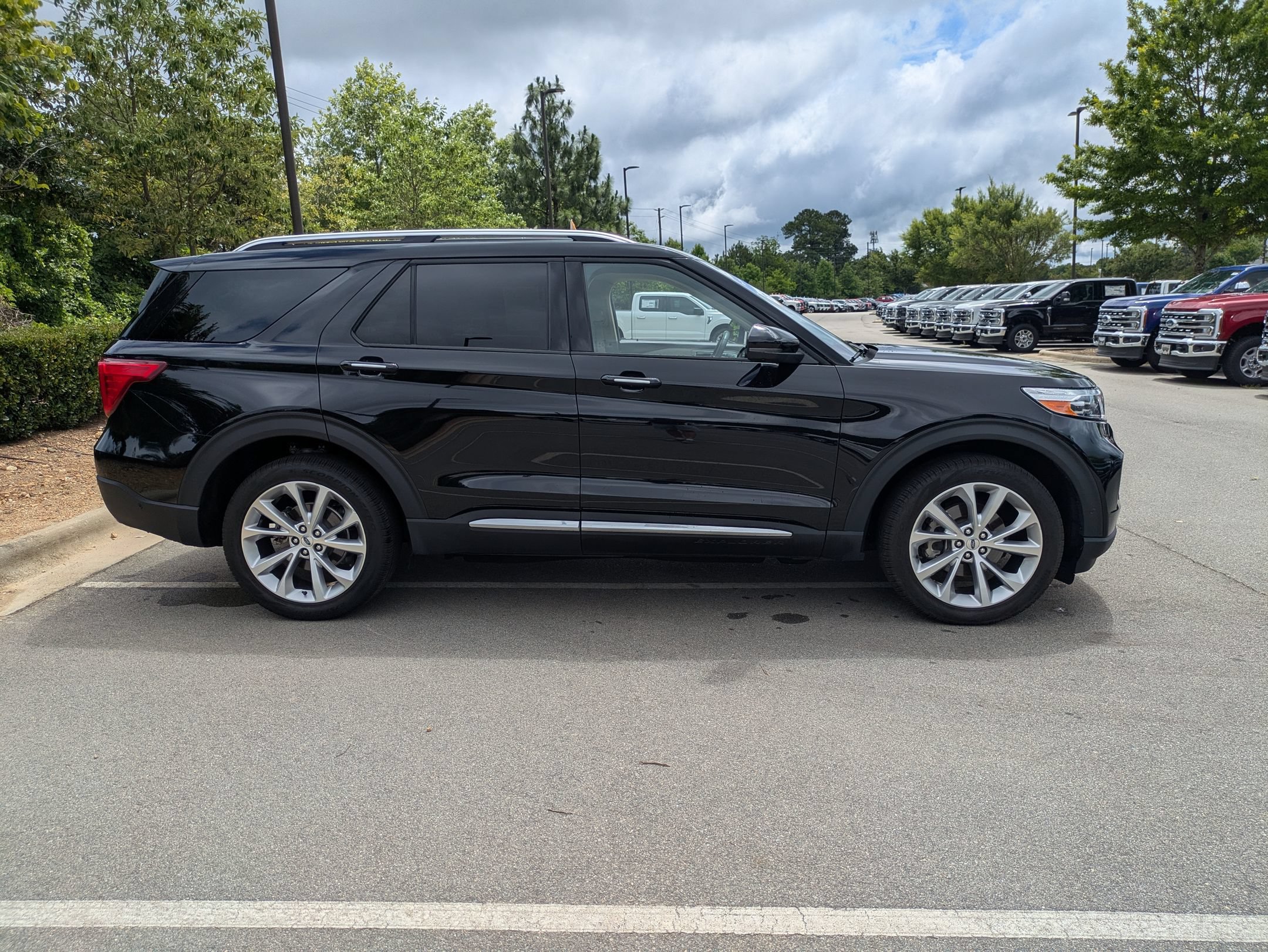 Certified 2022 Ford Explorer Platinum w/ Equipment Group 601A AWD/4WD image 3