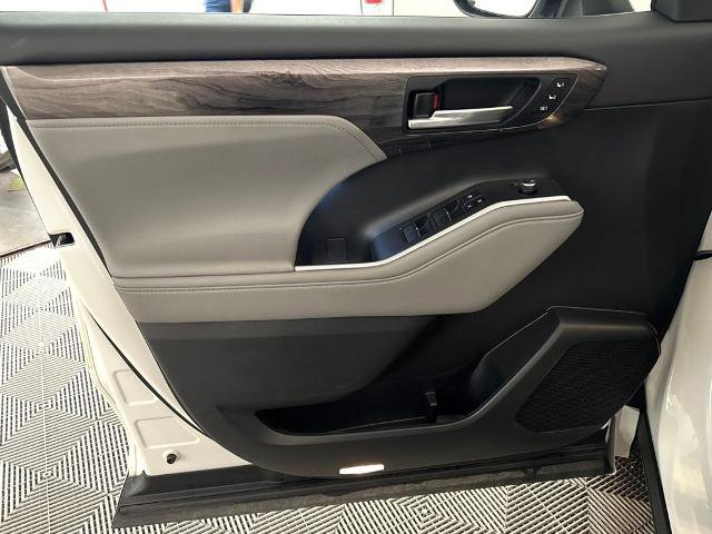 Used 2023 Toyota Highlander L image 15