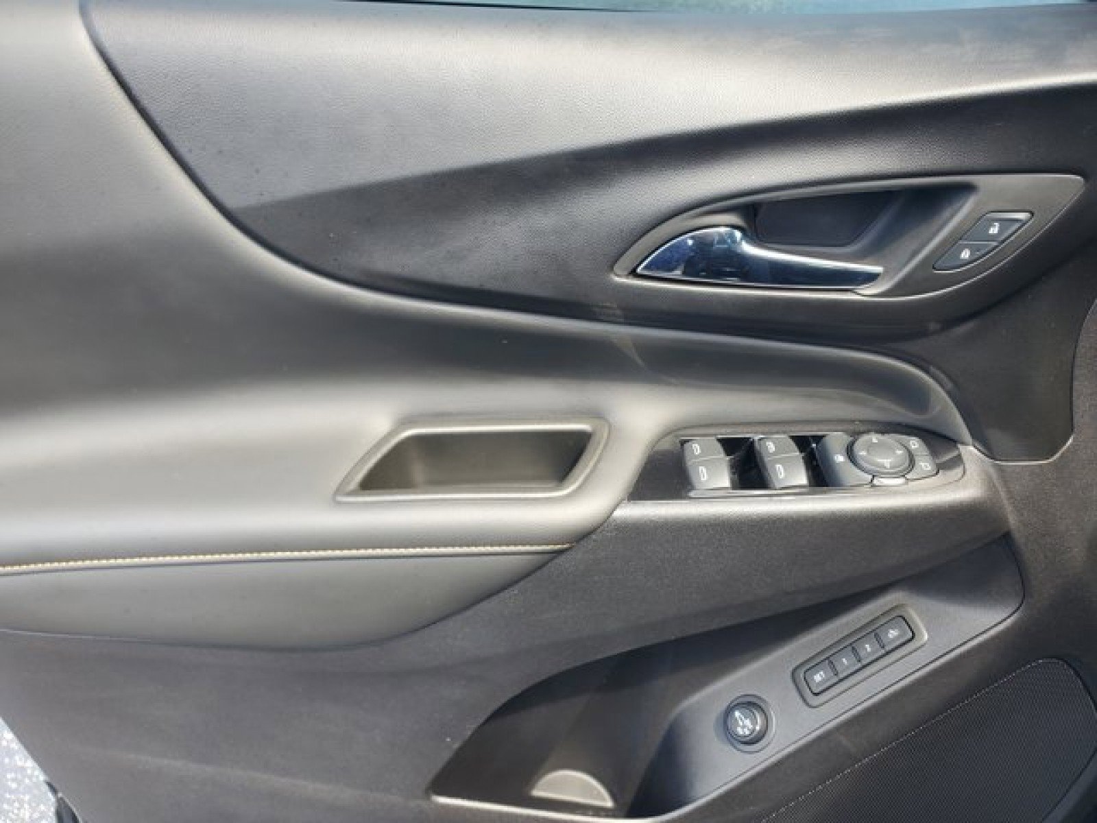 Used 2024 Chevrolet Equinox Premier image 13