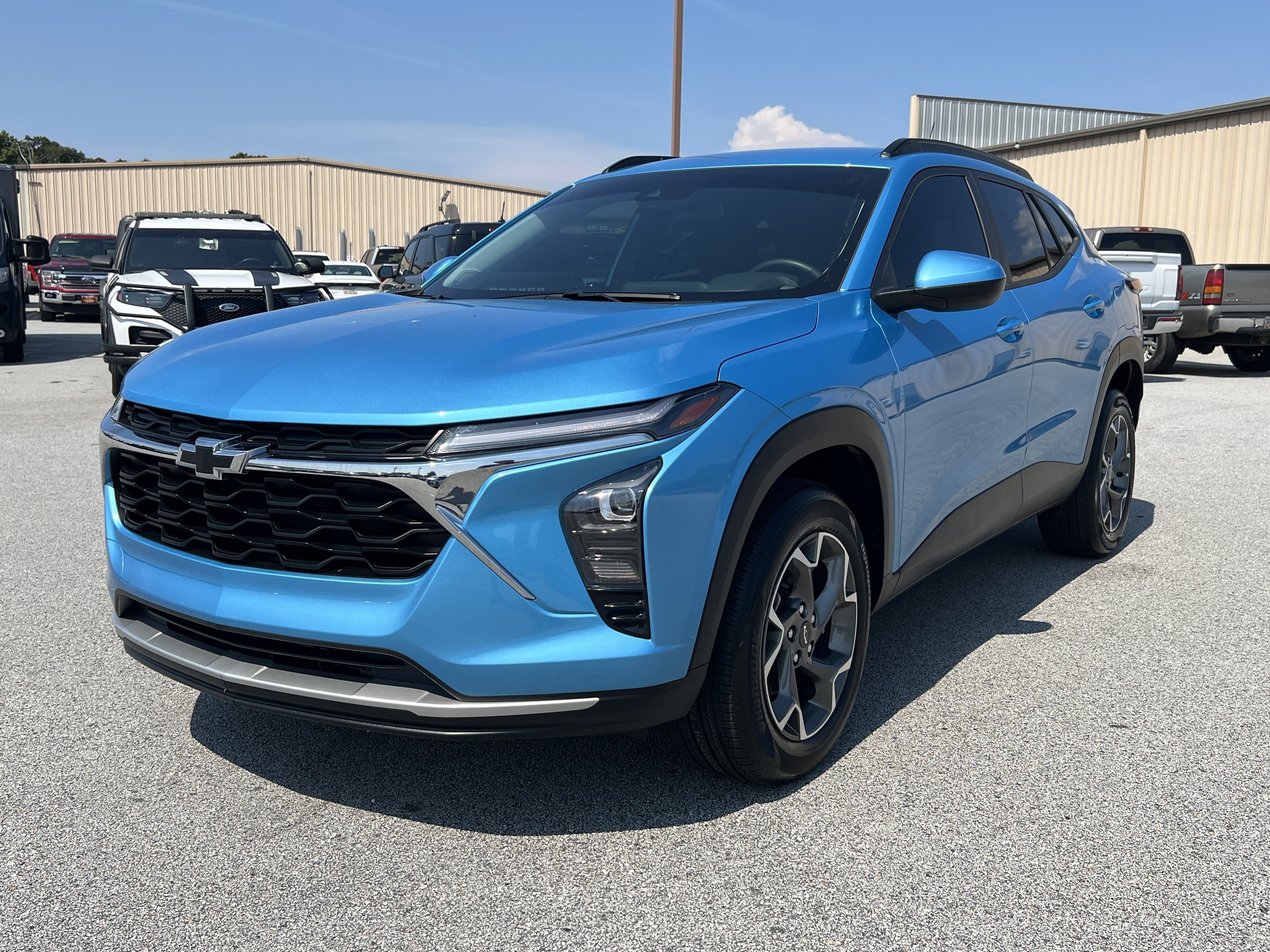 Used 2025 Chevrolet Trax LT w/ Driver Confidence Package FWD image 2