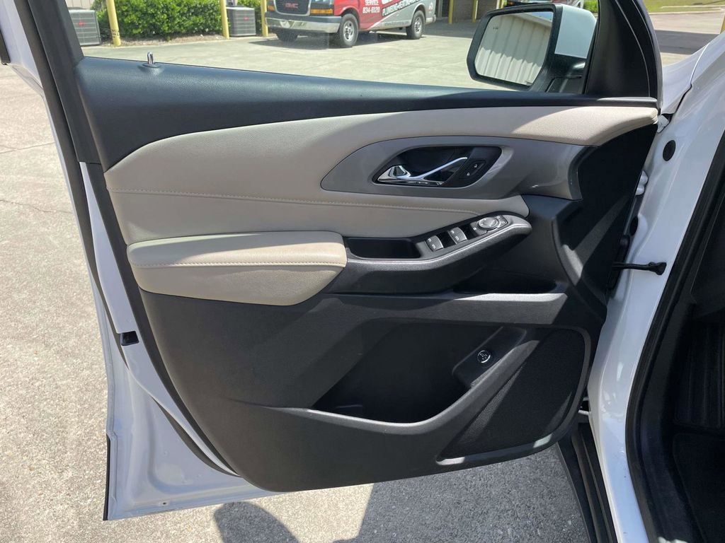 Used 2023 Chevrolet Traverse LT image 15