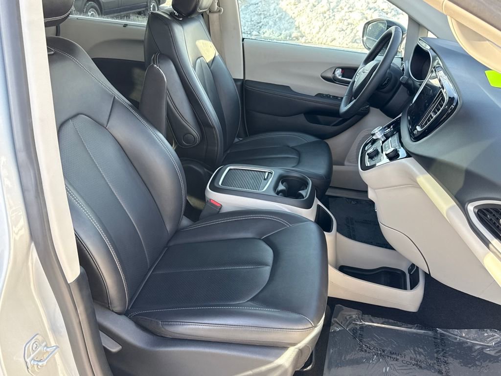Used 2024 Chrysler Pacifica Touring-L image 8