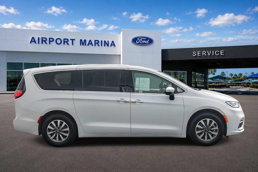 Used 2023 Chrysler Pacifica Touring-L FWD image 9