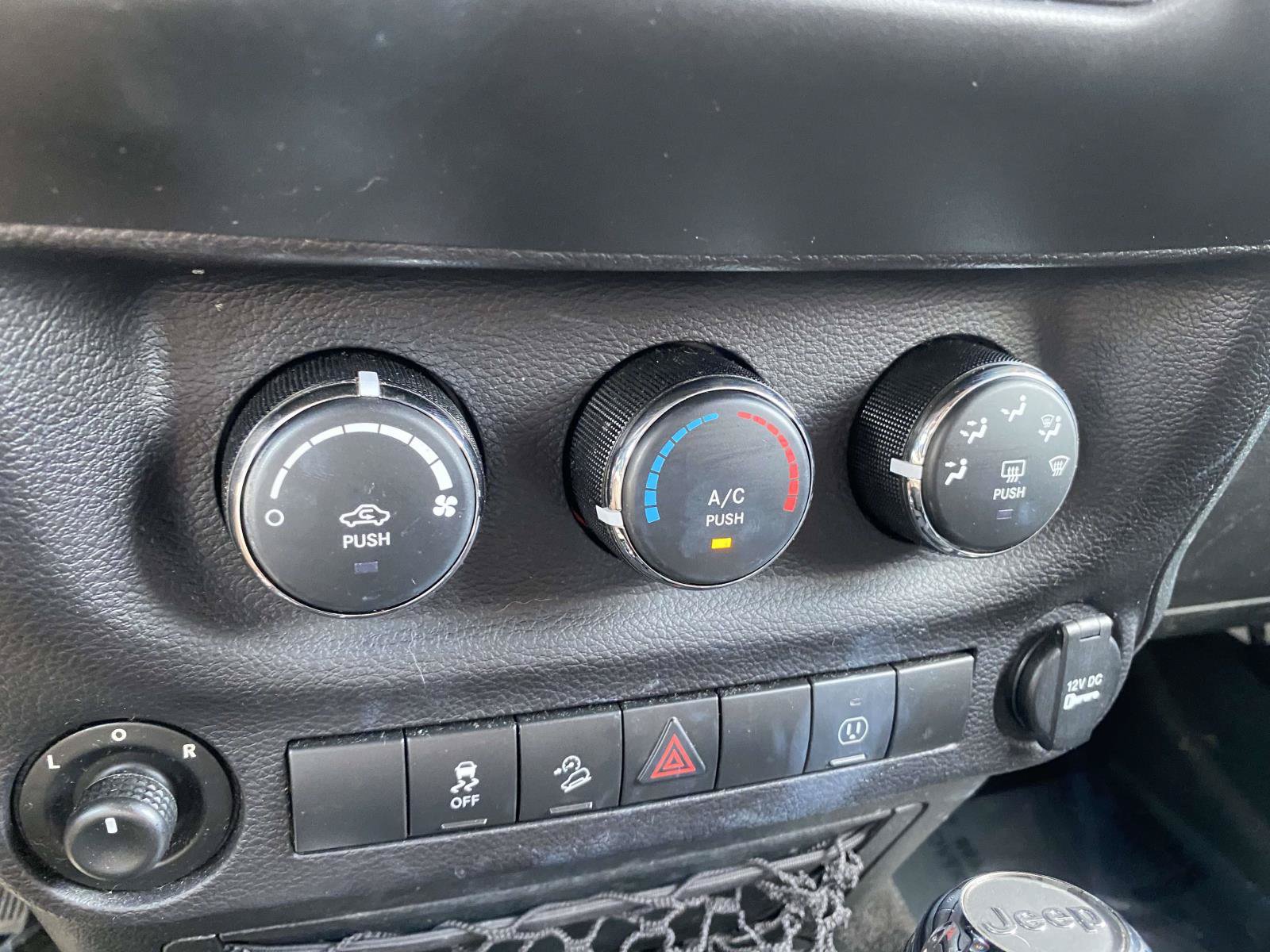 Used 2018 Jeep Wrangler Sahara w/ Connectivity Group AWD/4WD image 23