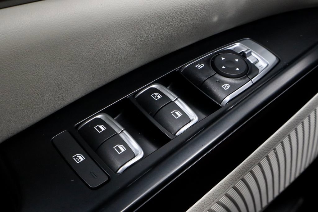 Used 2024 Kia Carnival LX image 27